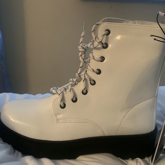 this is a a pair of white boots , never worn , - Picture 3 of 5